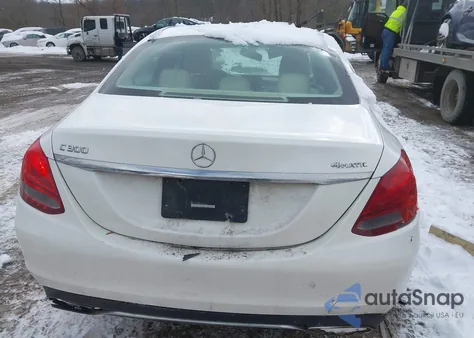 2015 Mercedes-Benz C 300 4Matic из США, поврежденный, VIN 55SWF4KB4FU008853